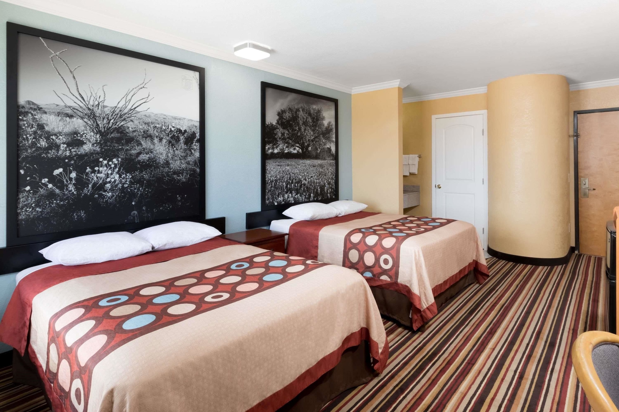 غرفة بسريرين مزدوجين، Super 8 by Wyndham Midland 3/4
