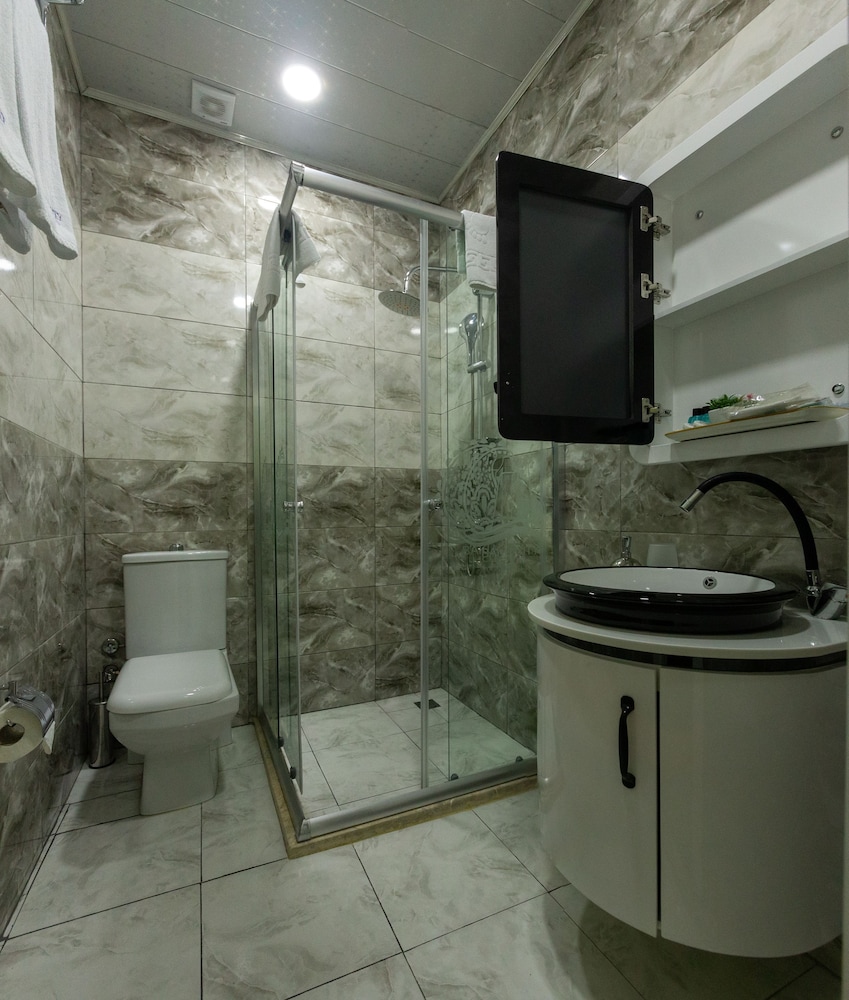 Baku City Hotel 50/50