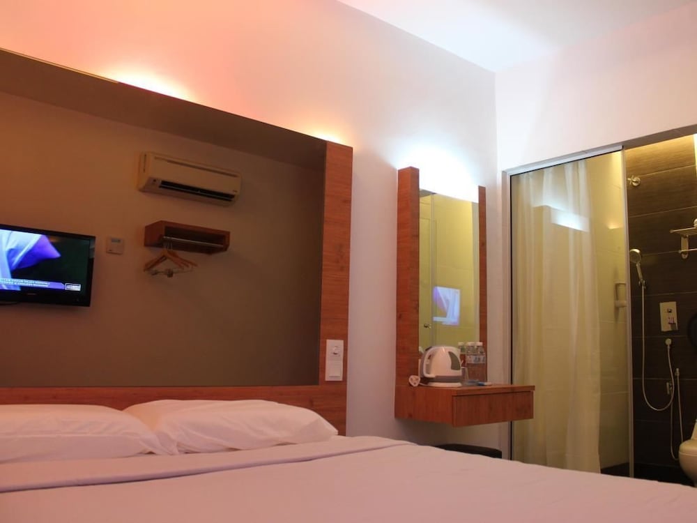 Dream Hotel 7/36