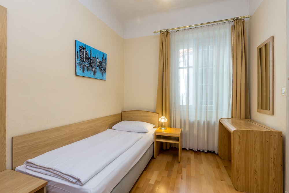 ROOM, SINGLE