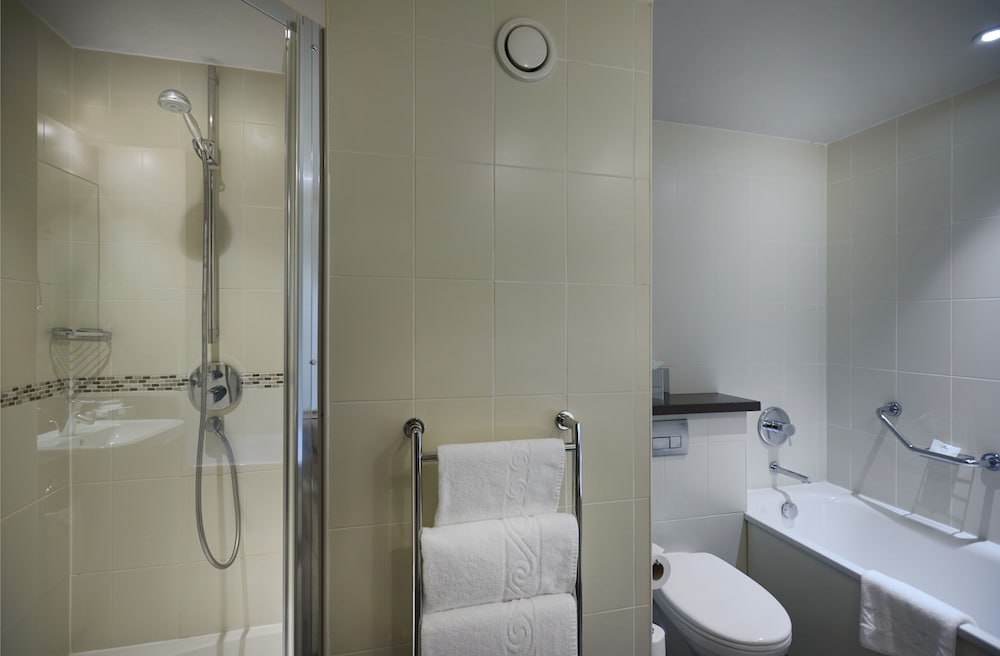 Crowne Plaza Ealing 15/76