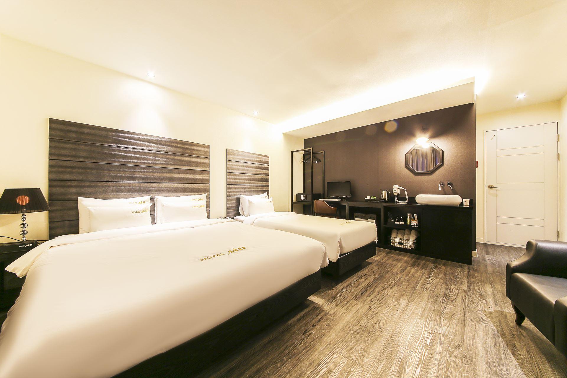 Deluxe, 1 Queen and 1 Single Bed