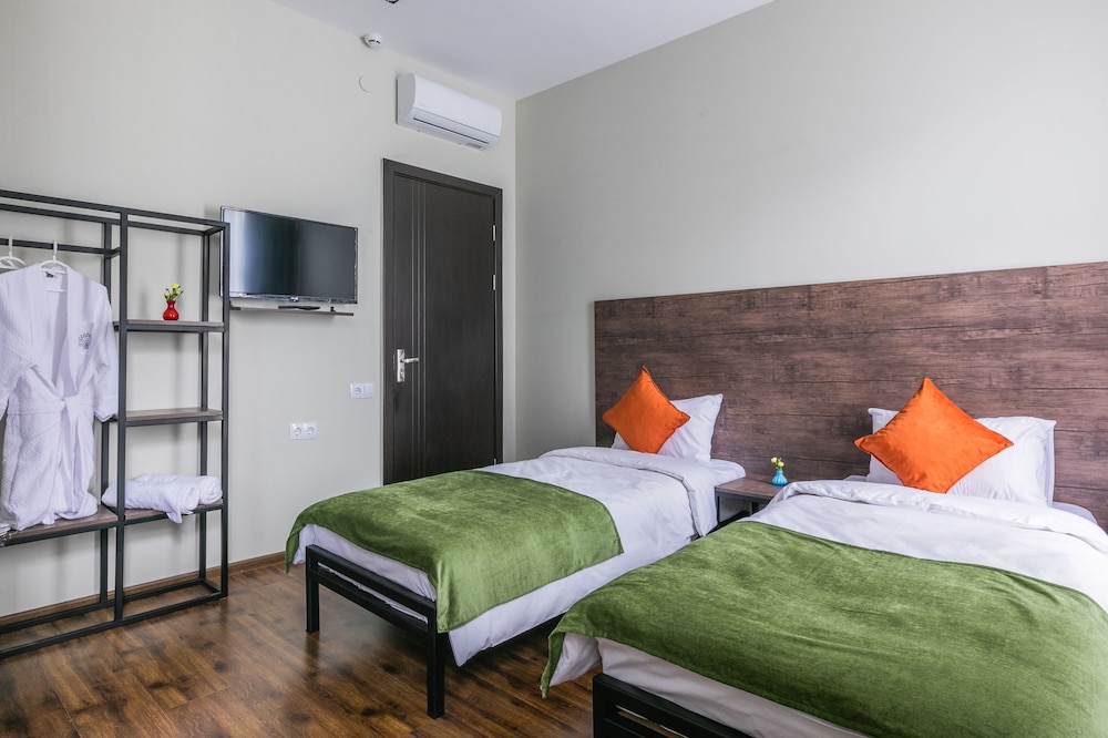 STANDARD, DOUBLE OR TWIN BED, CITY VIEW