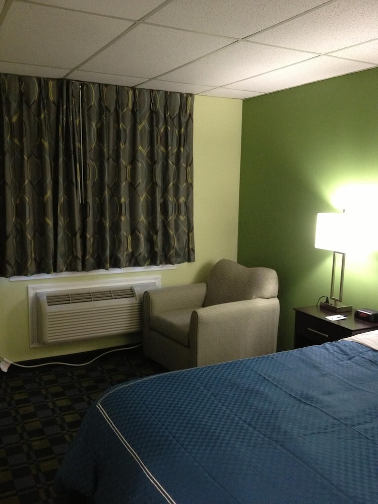 Travelodge by Wyndham Cleveland Lakewood 17/28