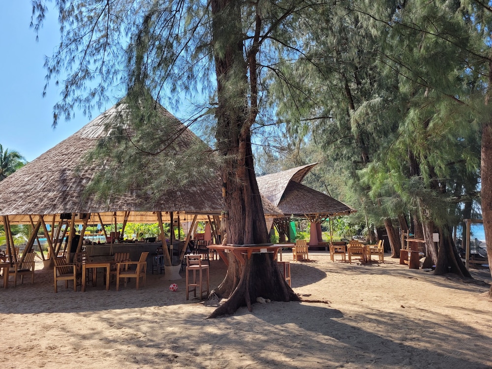 Long Beach Chalet 65/75