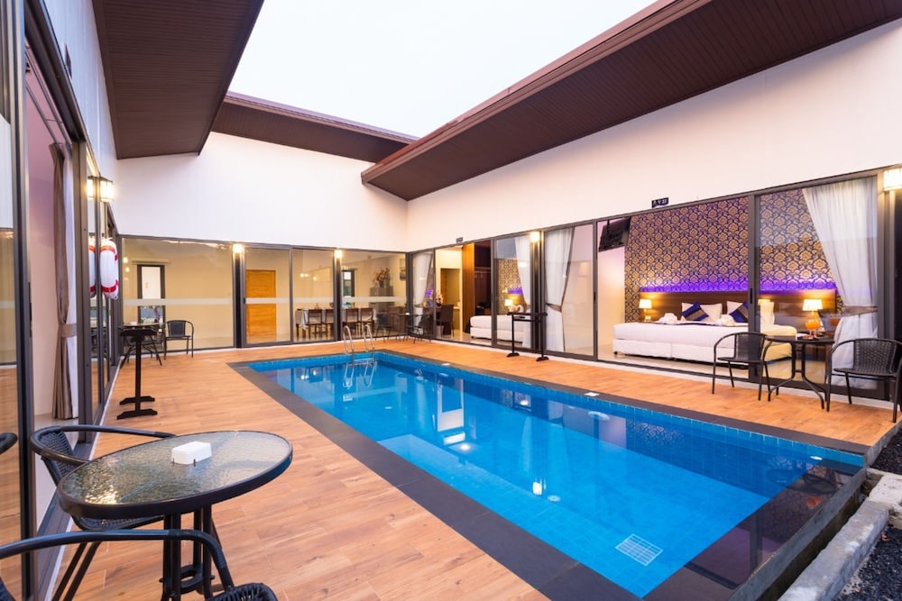 The Thames Pool Access Resort 31/50