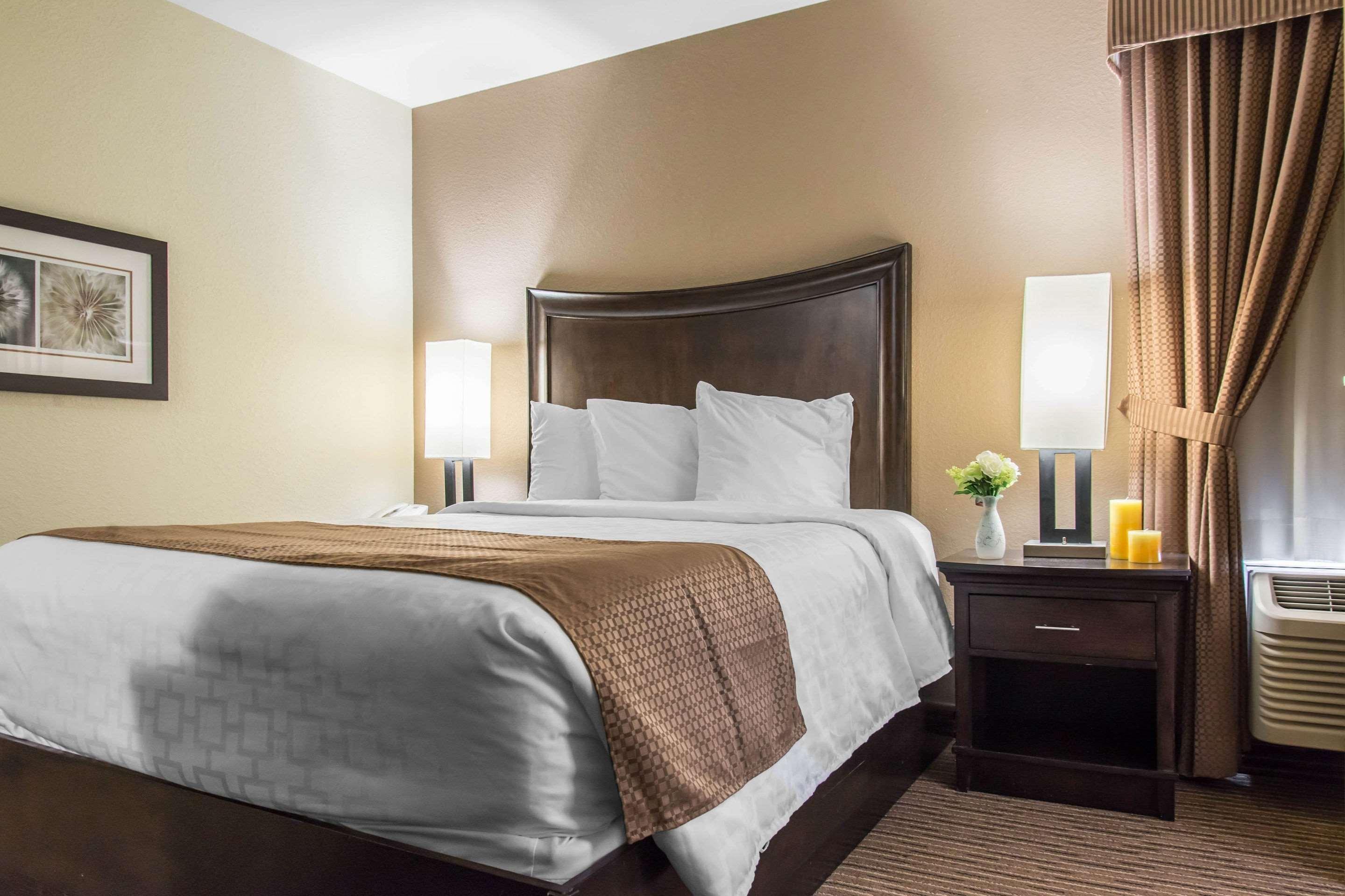 EFFICIENCY, SUITE, QUEEN BED