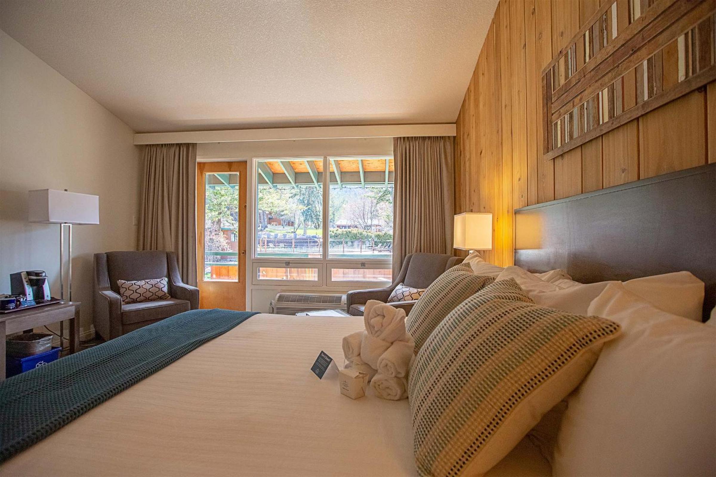 Deluxe, King Bed, Fairmont Hot Springs Resort 3/6