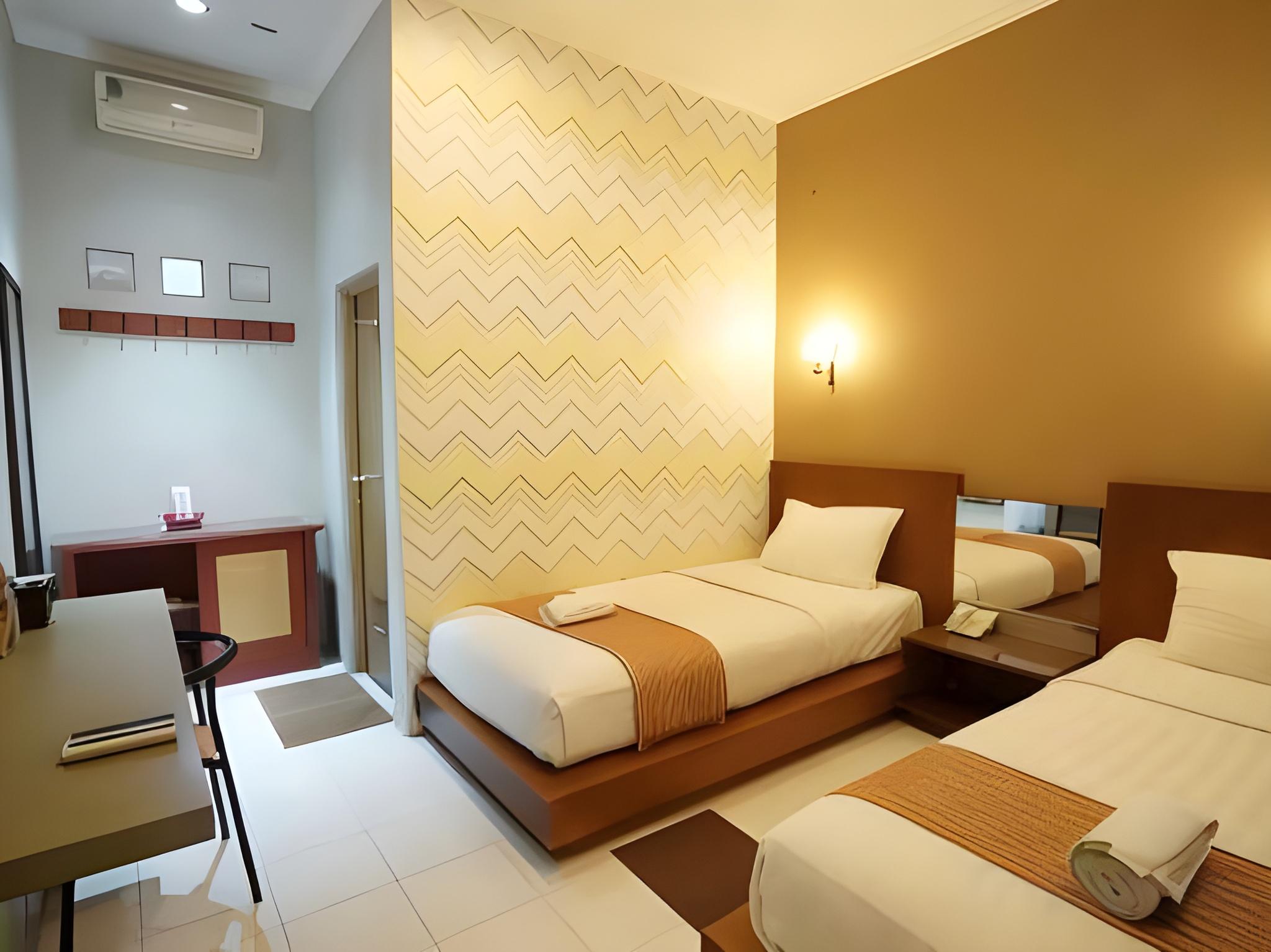 Super, Deluxe, Twin Beds
