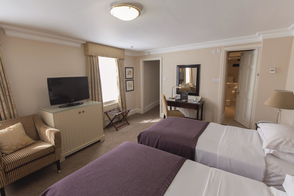 Macdonald Bear Hotel 32/70