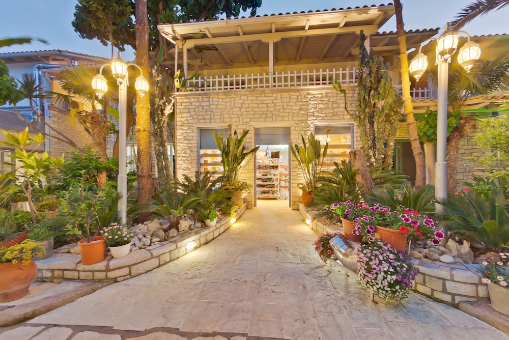 Rouda Bay Beach Hotel 6/50