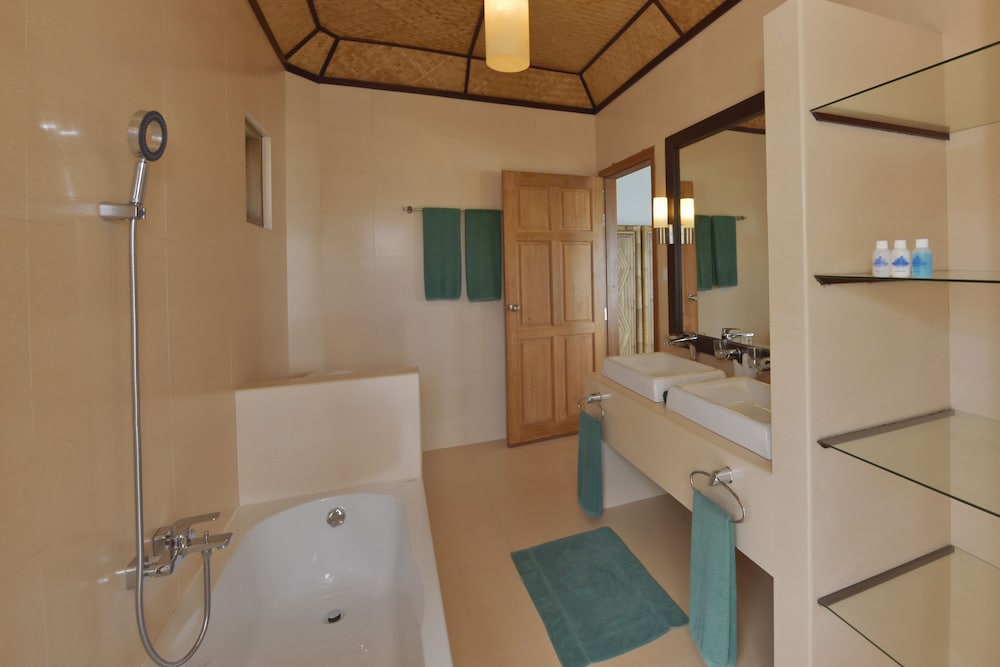 Angaga Island Resort And Spa 52/57