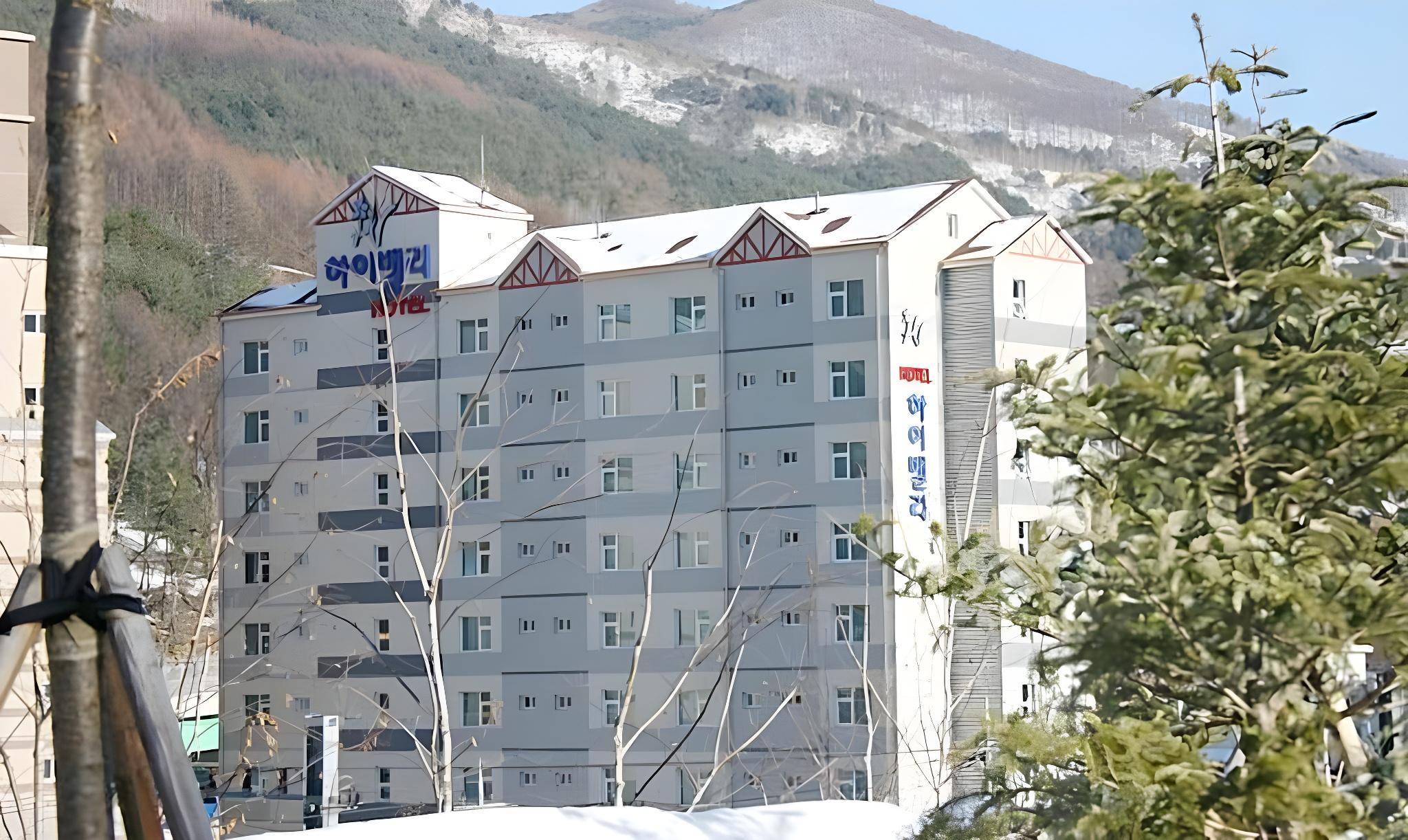 High Valley Hotel 4/24