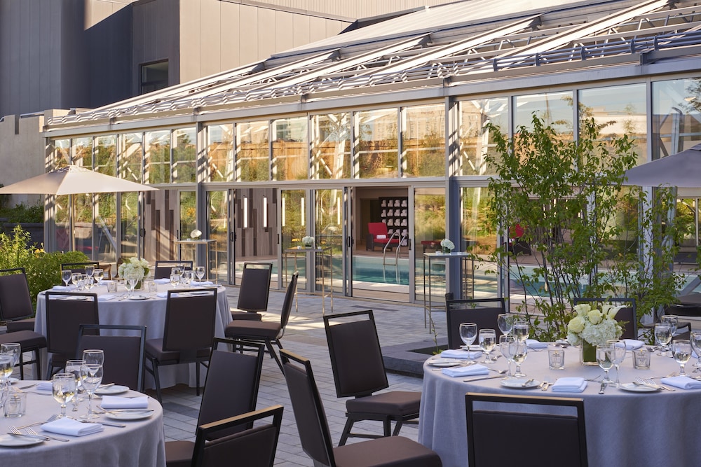 Hilton Toronto Airport Hotel & Suites 57/79