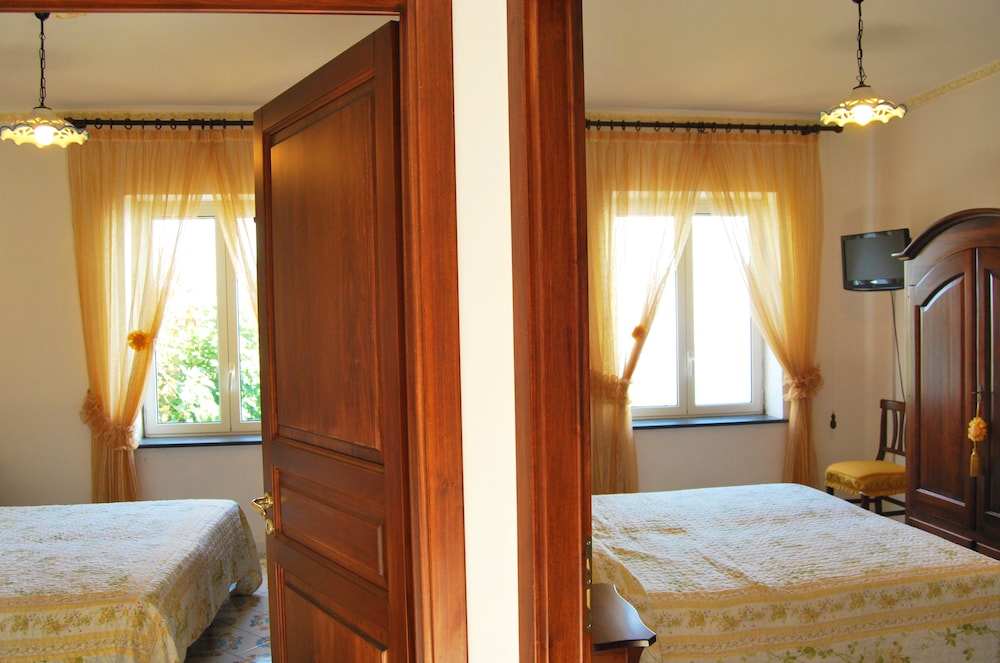 ROOM, QUADRUPLE