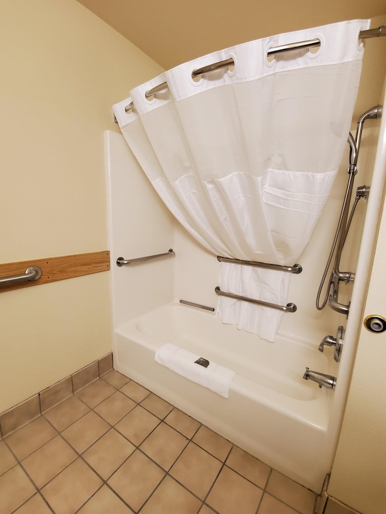 Country Inn & Suites by Radisson, Bend near Pilot Butte 50/50