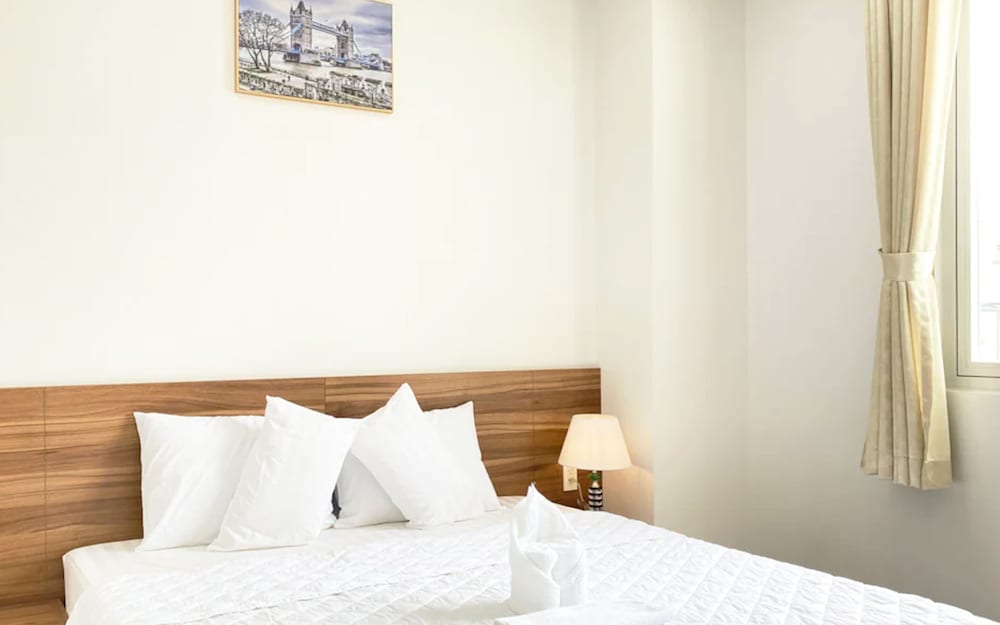 SUPERIOR, KING BED, CITY VIEW, BATHTUB