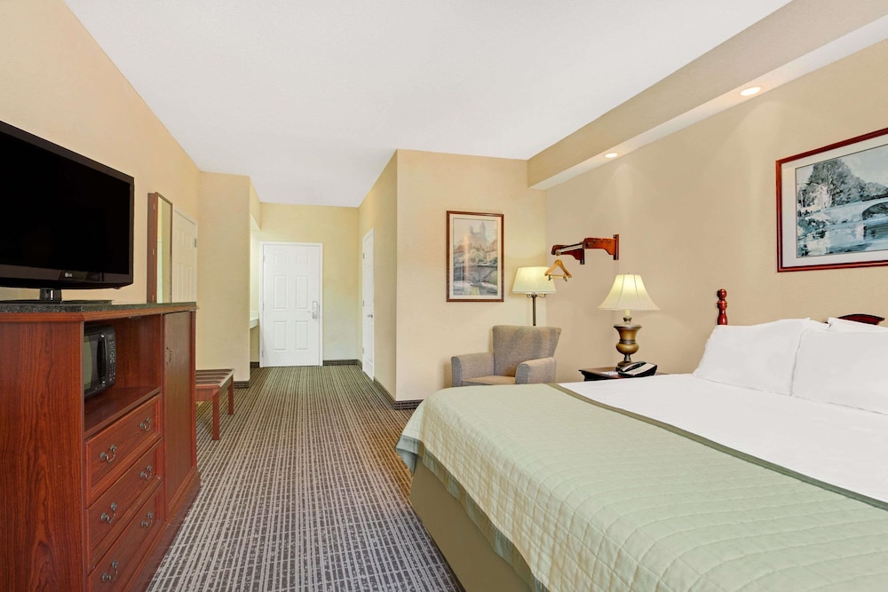 Baymont by Wyndham Pearl 7/24