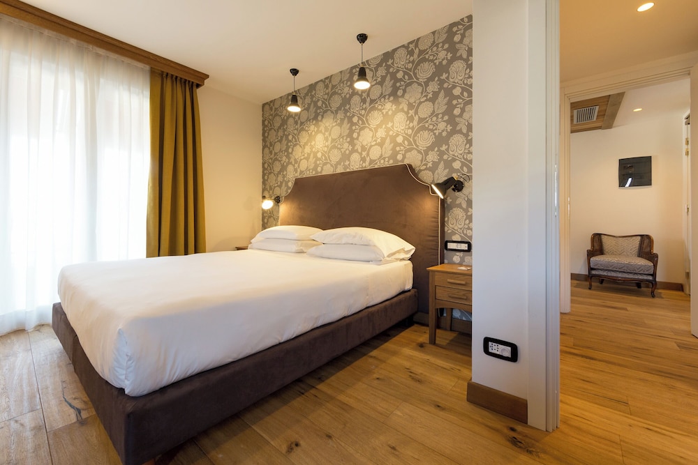 Panoramic, Suite, King Bed, King Murphy Bed