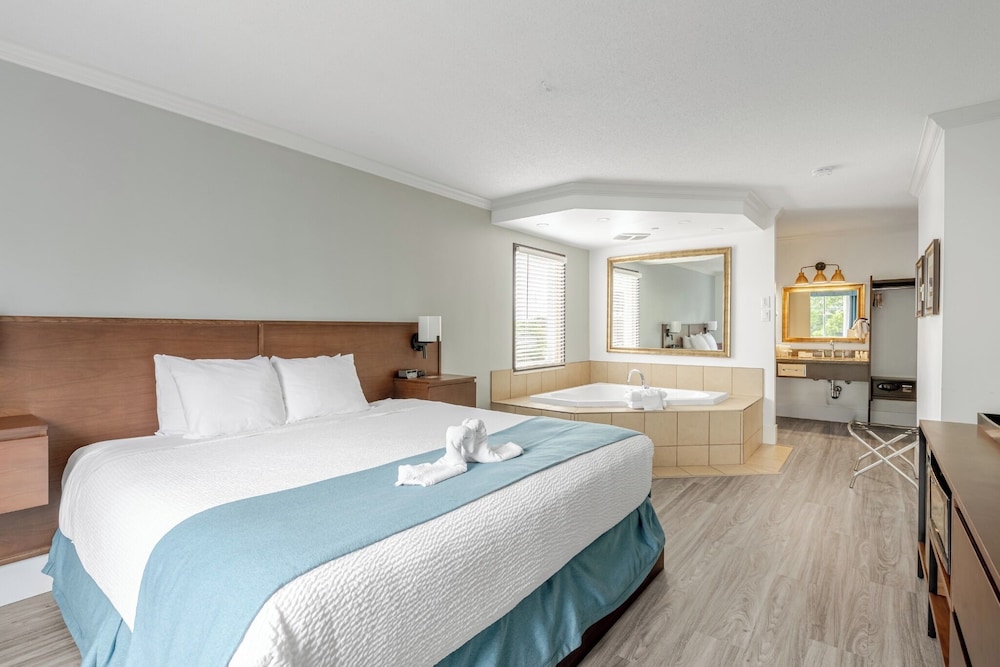 Suite, King Bed, Jetted Tub, Ramada By Wyndham Surrey/Langley 2/10