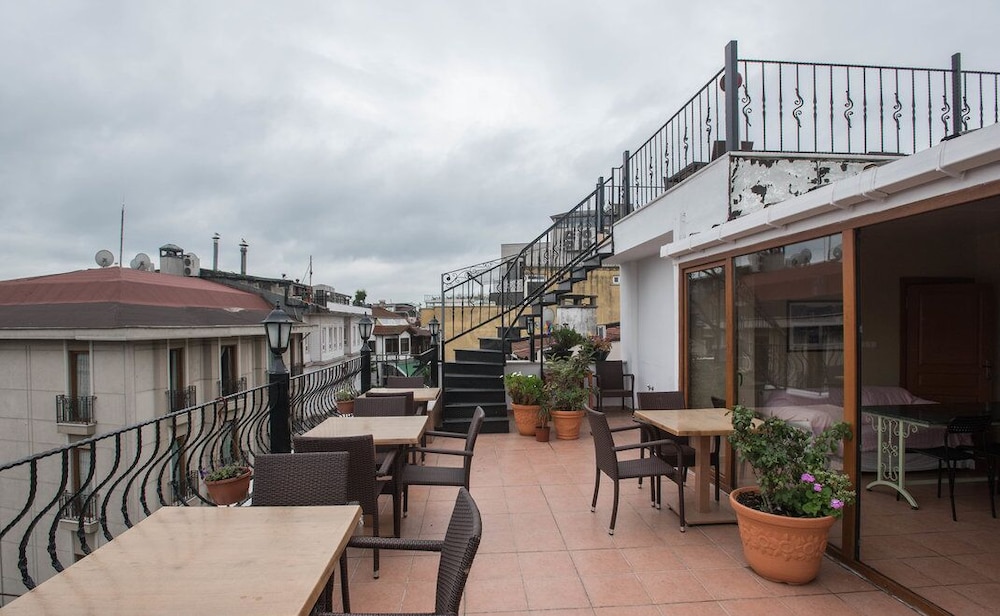 Agora Guesthouse & Hostel 54/70