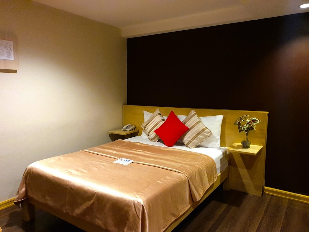 Festive Hotel Makati 28/60