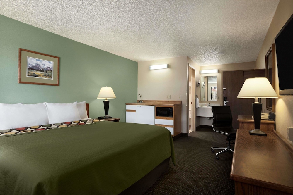 Super 8 by Wyndham Conrad MT 20/41