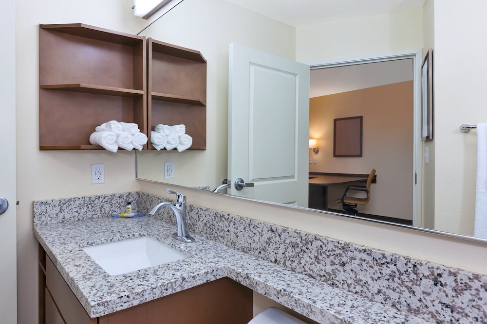 Candlewood Suites Louisville Northeast 8/33
