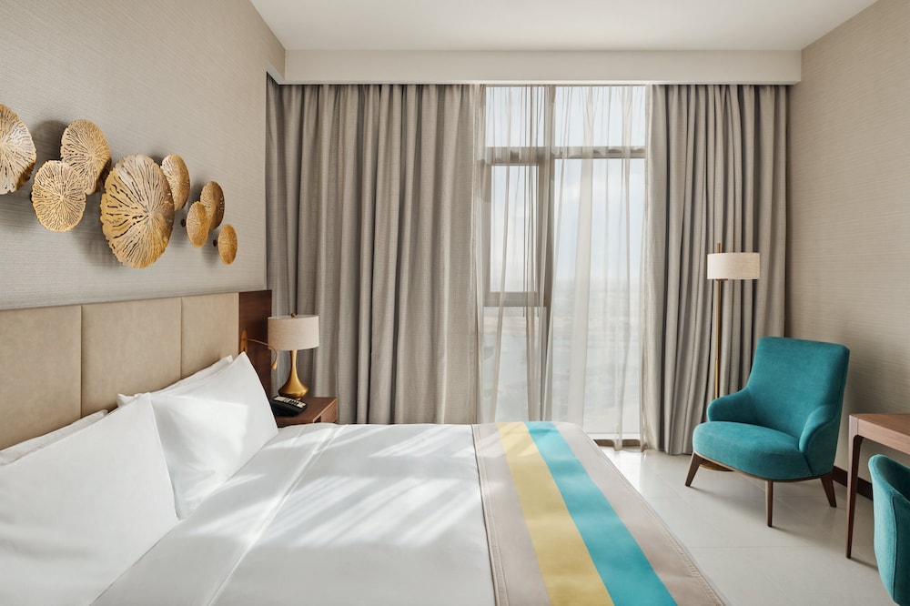 Holiday Inn Dubai Al Maktoum Airport 19/82