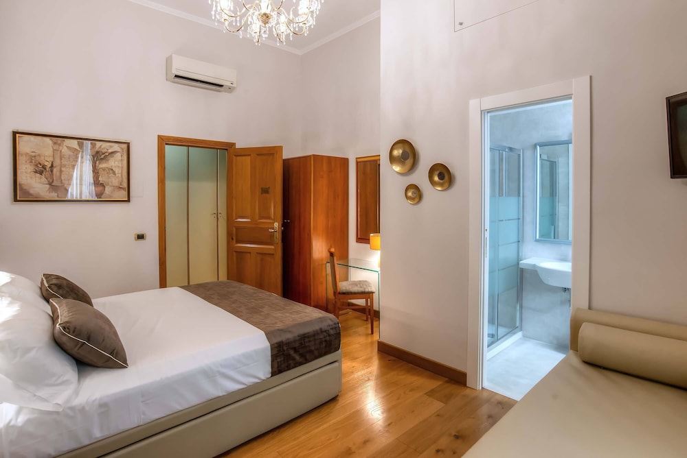 NAKISSA INN 18/76