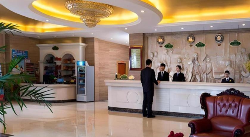 Vienna Hotel (Shenzhen Pinghu Center Metro Station) 17/42