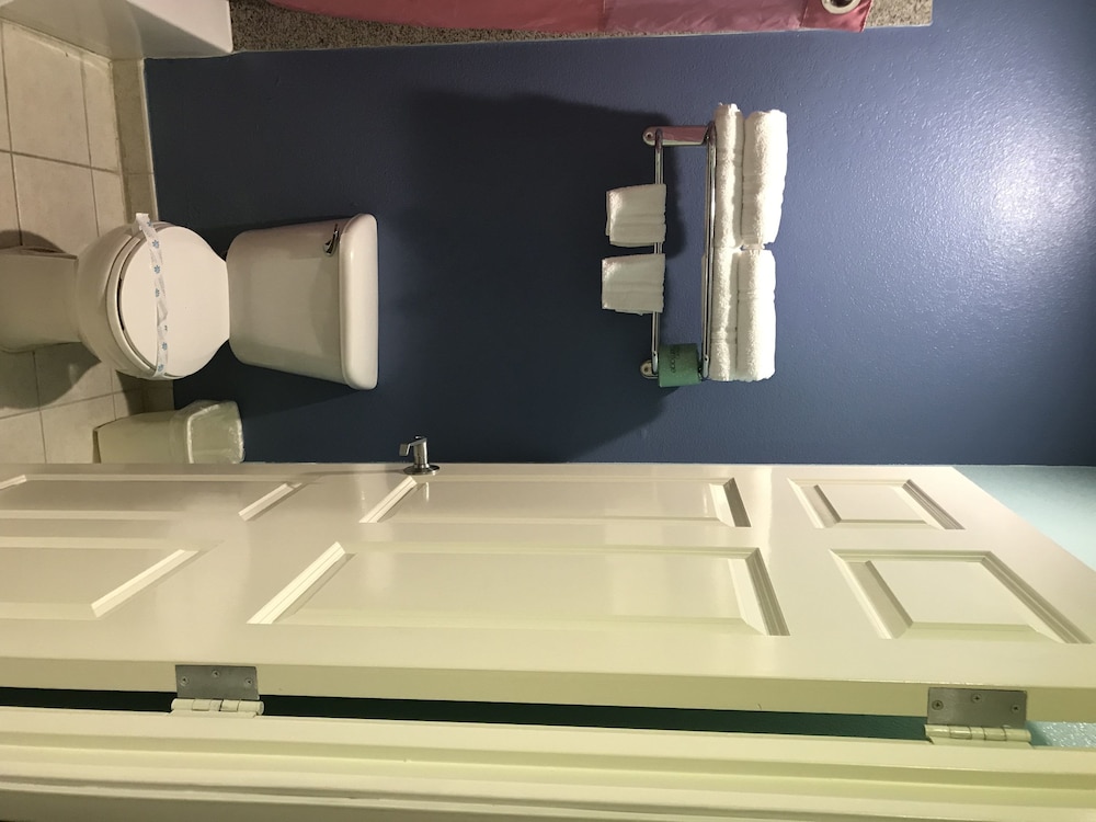 Camelot Inn Suites Veterans Memorial/Nw Houston 18/37