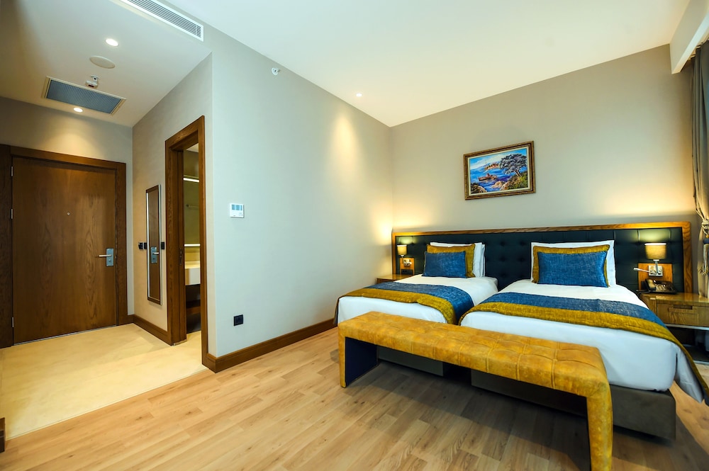 STANDARD, DOUBLE OR TWIN BED, CITY VIEW