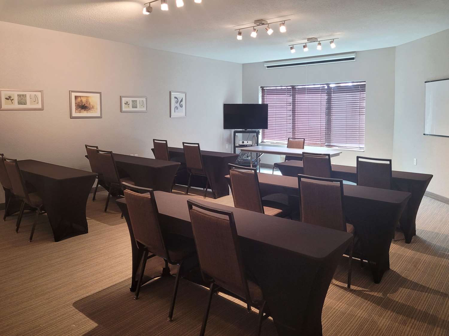 Country Inn & Suites by Radisson, Appleton Airport - Fox River Mall Area 16/20