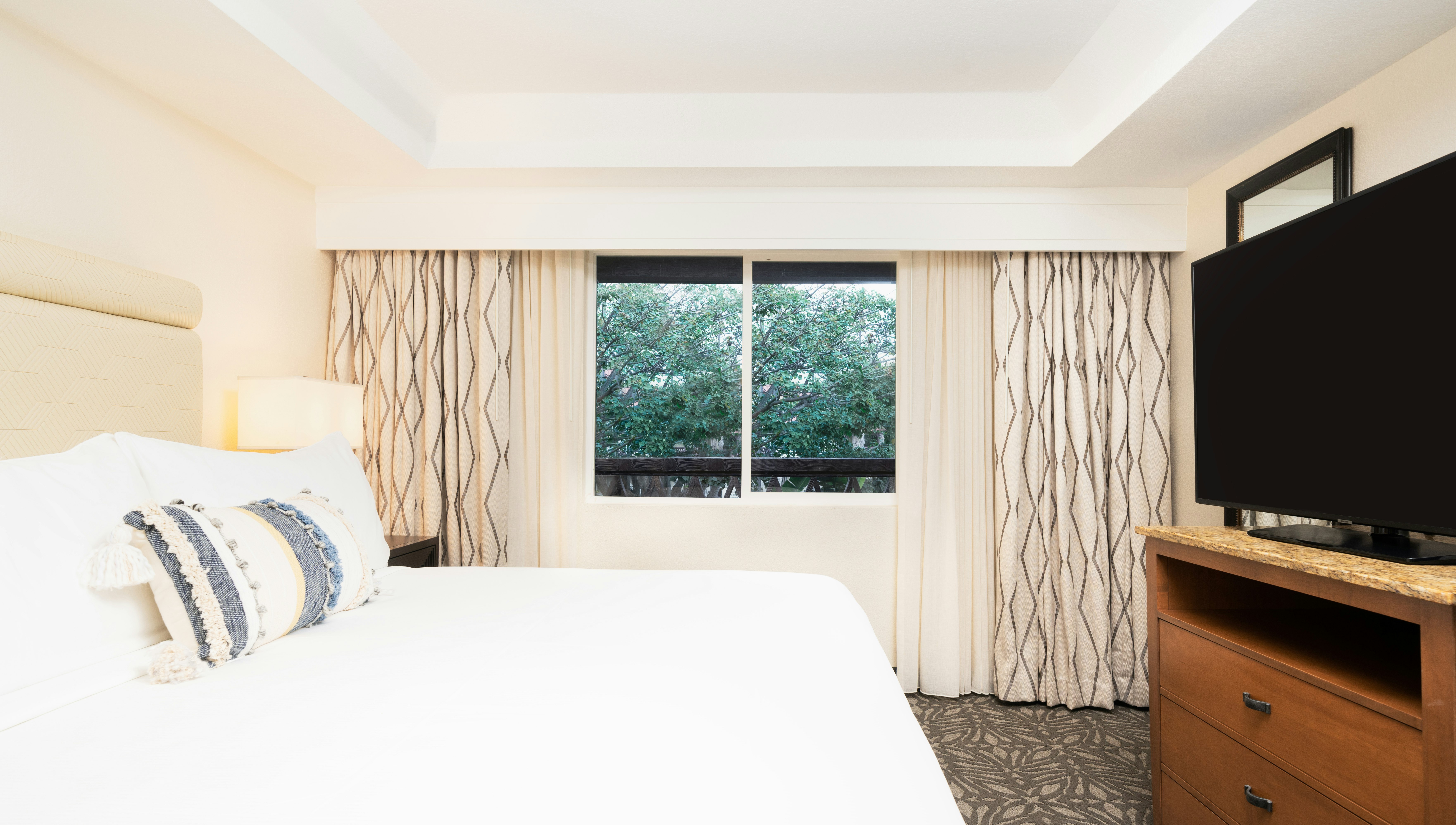 1 Bedroom, Suite, King Bed, Garden View