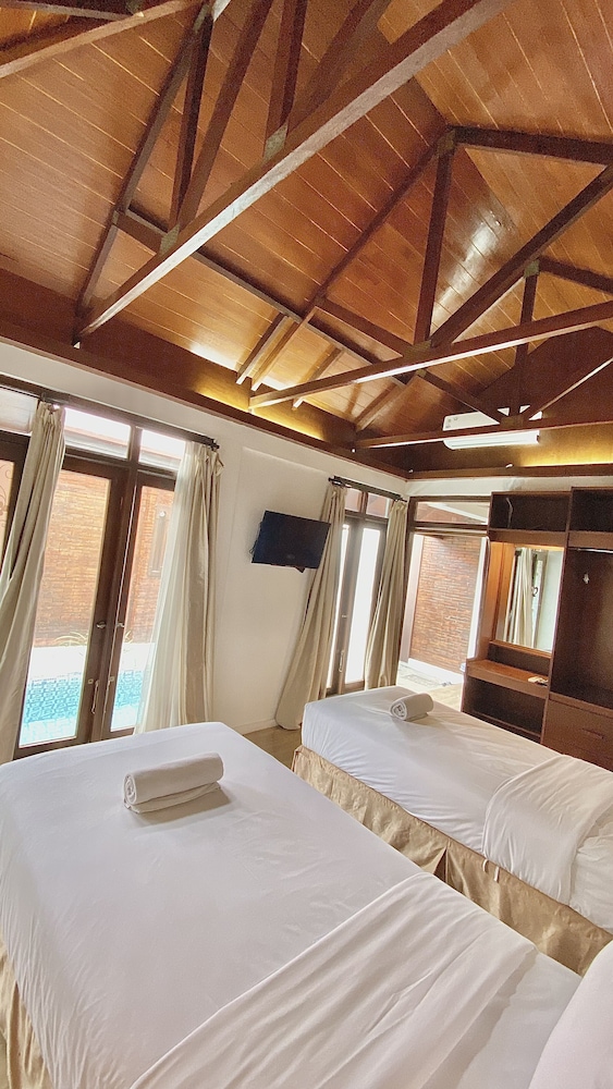 Chrome Hotel & Resort Solo 15/50