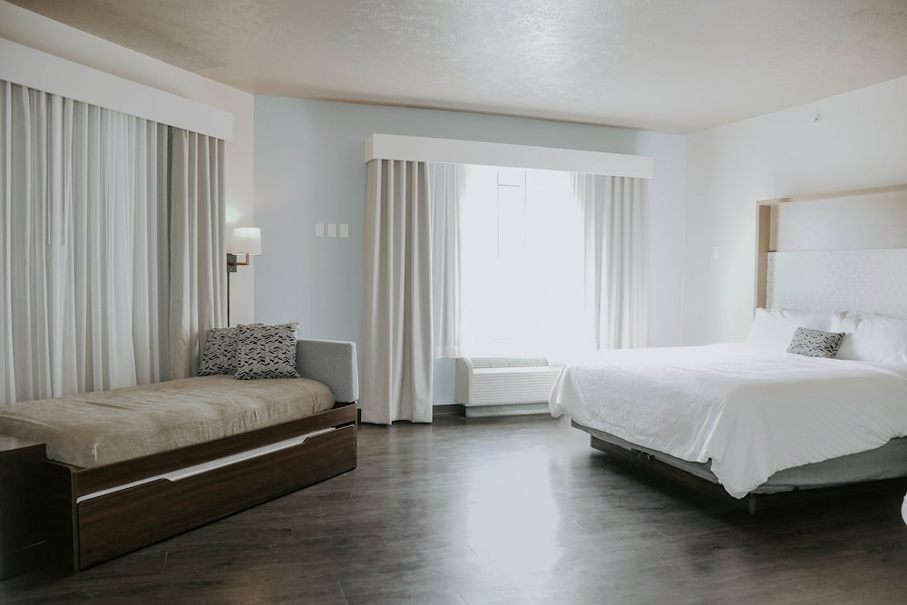 Holiday Inn Omaha Downtown-Airport 23/77