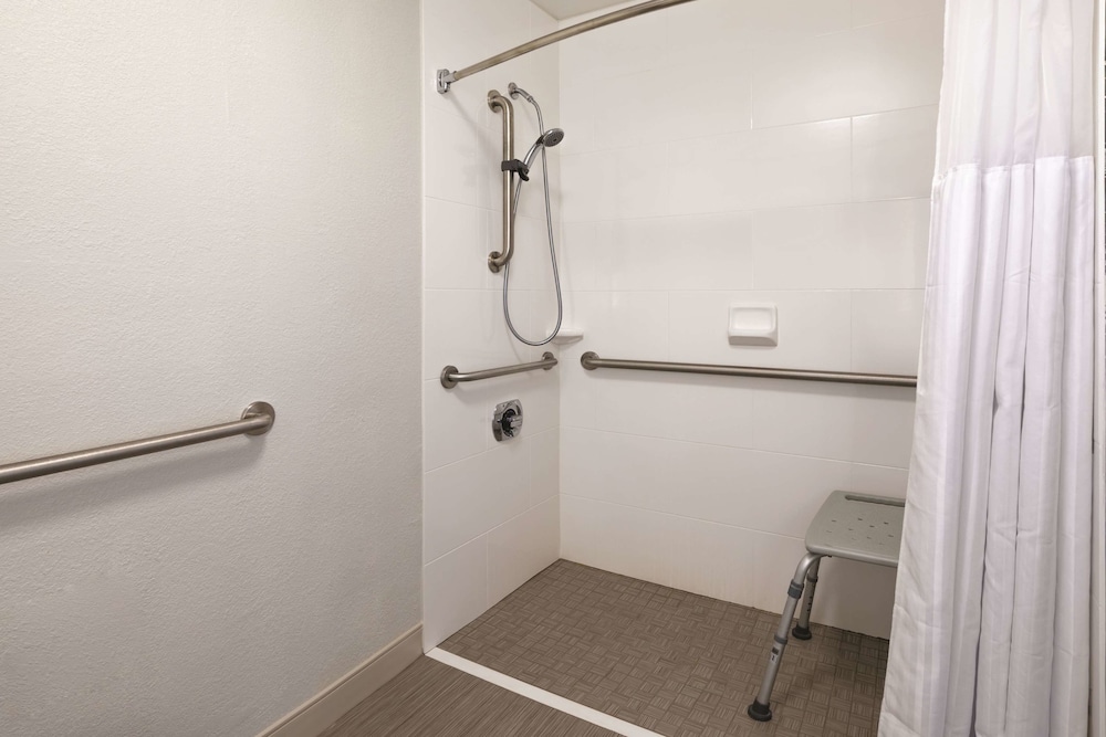 La Quinta Inn & Suites by Wyndham Atlanta Airport South 17/47