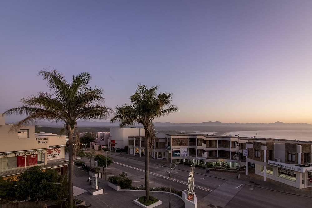 BAYVIEW HOTEL 7/75