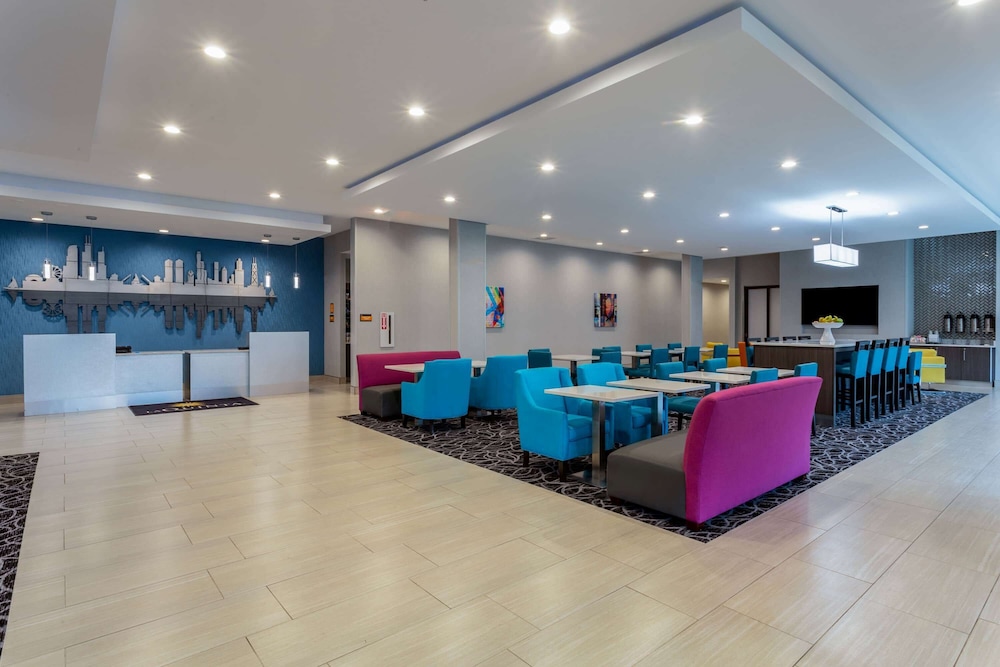 La Quinta Inn & Suites by Wyndham Shorewood 7/40