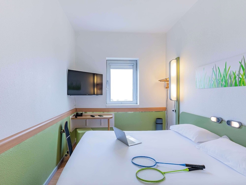 ROOM, DOUBLE BED