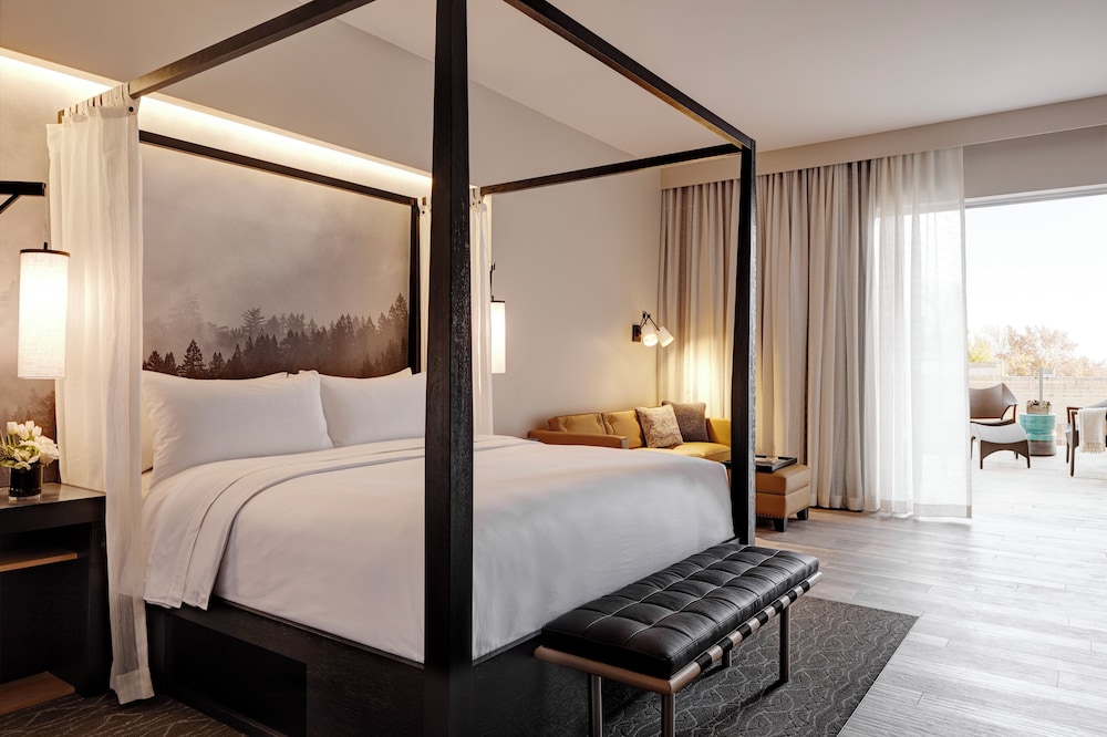 ARCHER, SUITE, KING BED, BALCONY, ACCESSIBLE