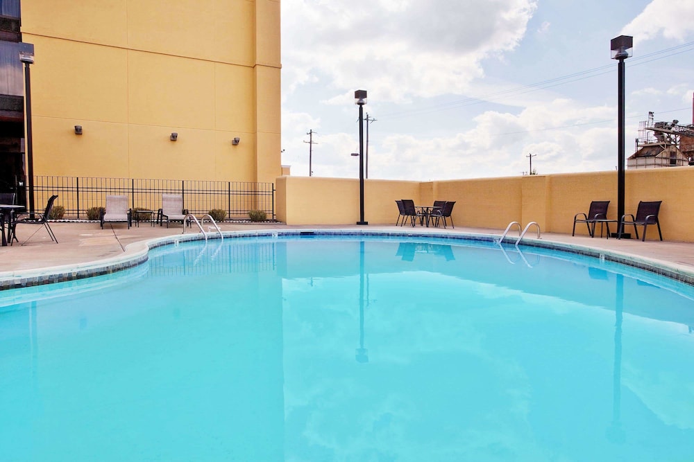La Quinta Inn & Suites by Wyndham Memphis Airport Graceland 38/71