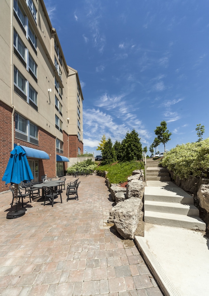 Monte Carlo Inn Vaughan Suites 63/65