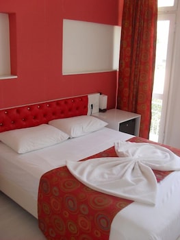 Lucky Monkey Hotel 8/50