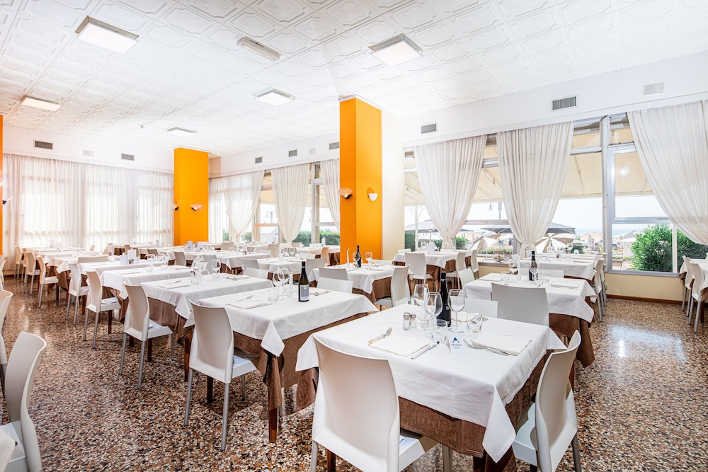 Astor Hotel 31/42