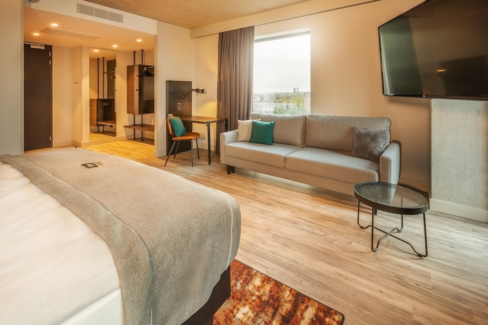 Holiday Inn - the niu, Fender Amsterdam by IHG 48/64