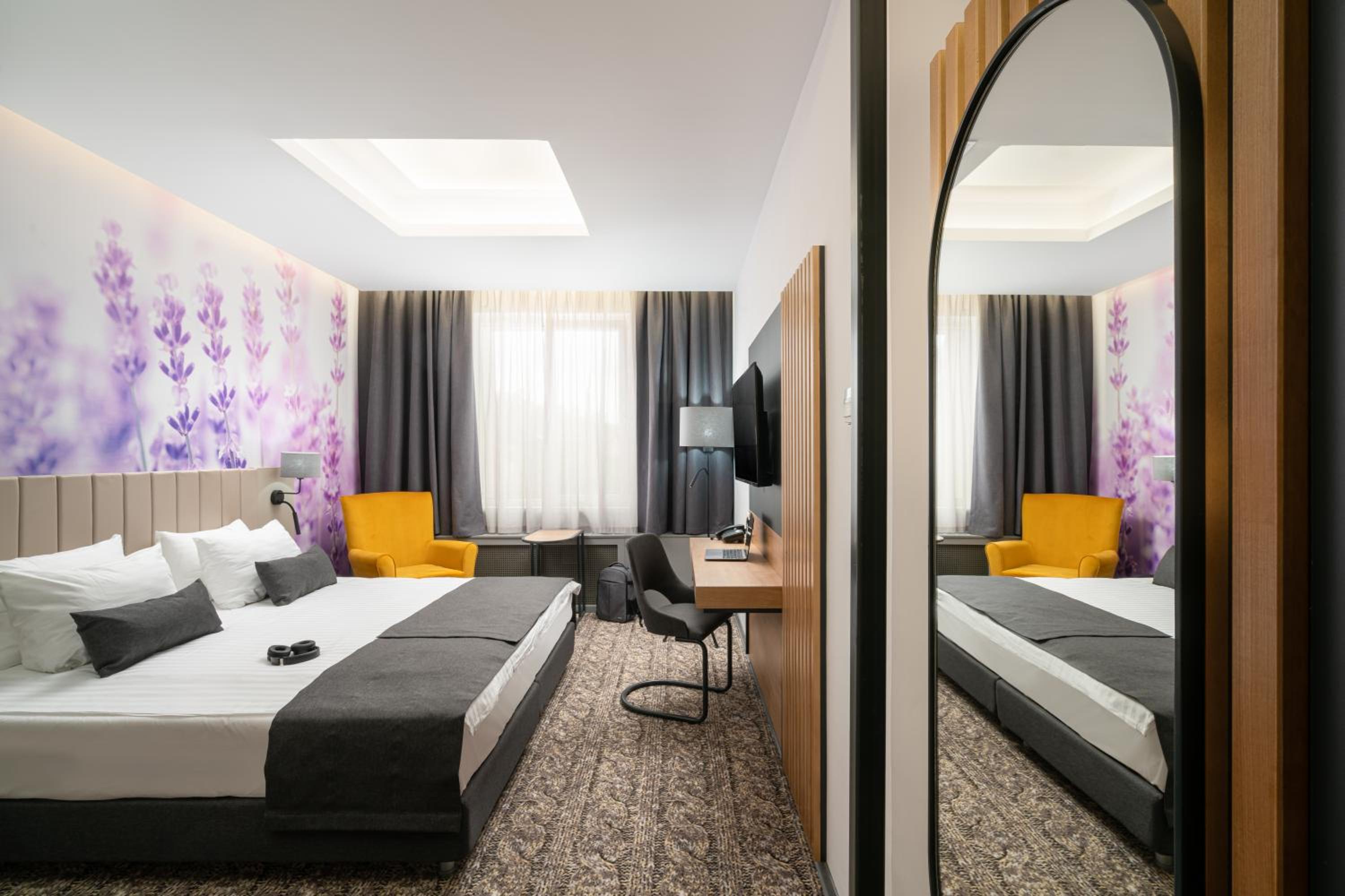 غرفة كلاسيكية بسرير كوين، Mercure Medias Binderbubi Hotel And Spa 2/6