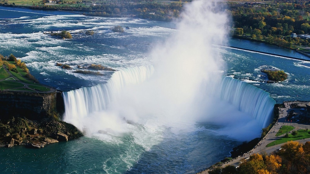 Holiday Inn Express Hotel Suites Niagara Falls 70/75
