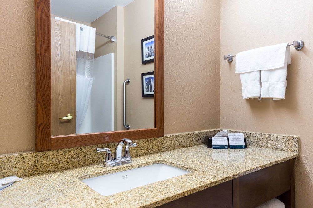 Quality Inn I-70 Near Kansas Speedway 25/45